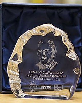 Skleněná plastika Ceny Václava Havla